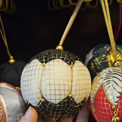 E 06 de diciembre:  Bolas de Navidad Patchwork