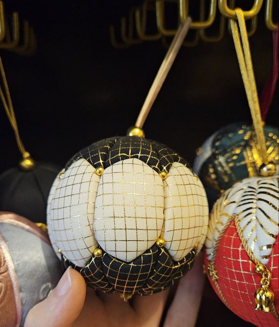 E 06 de diciembre: Bolas de Navidad Patchwork